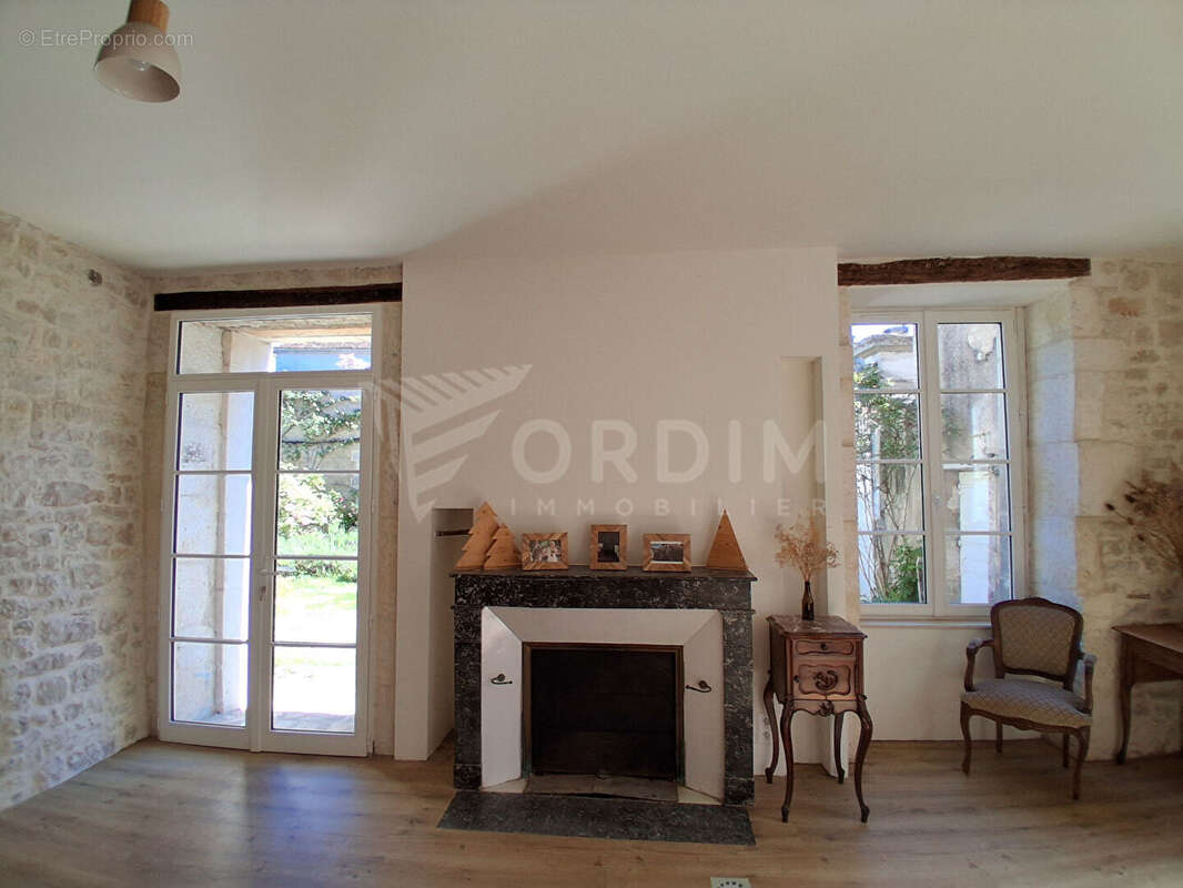 Maison à COULANGES-LA-VINEUSE