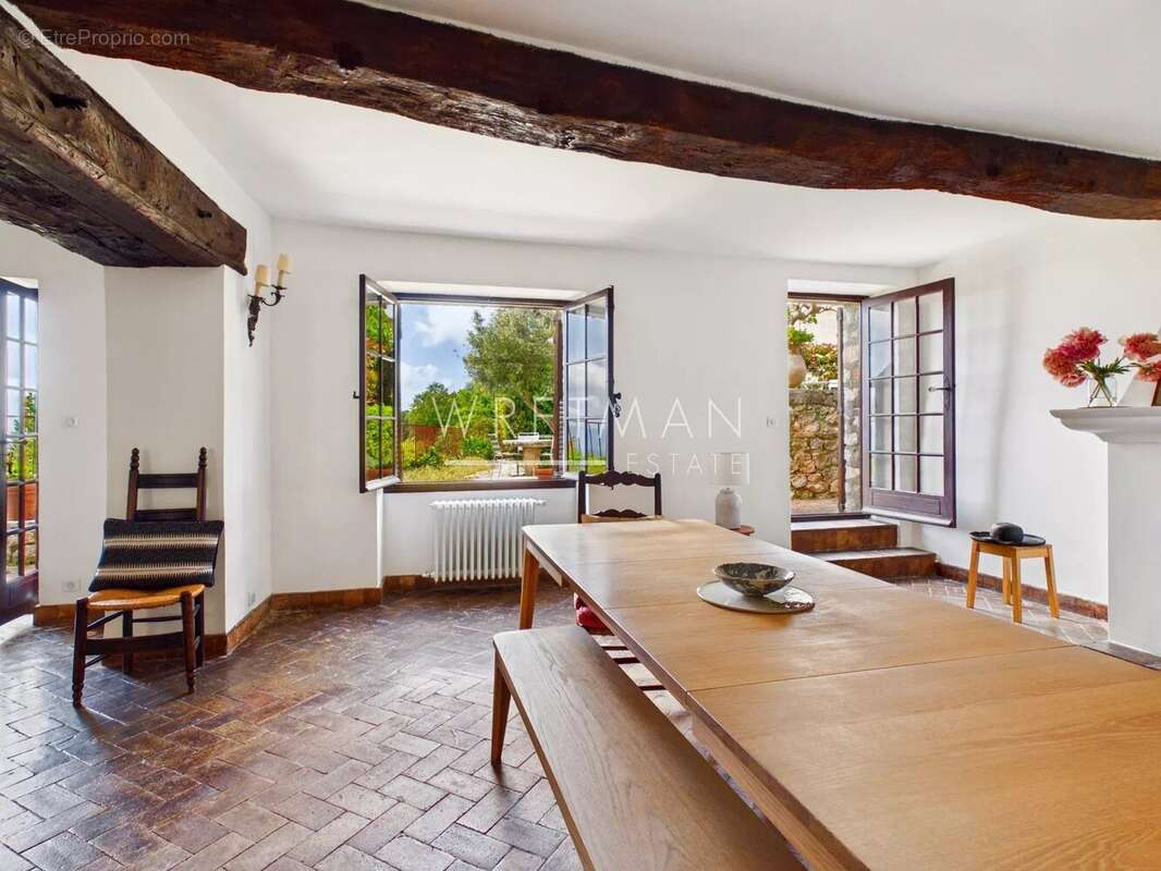 Maison à CHATEAUNEUF-GRASSE