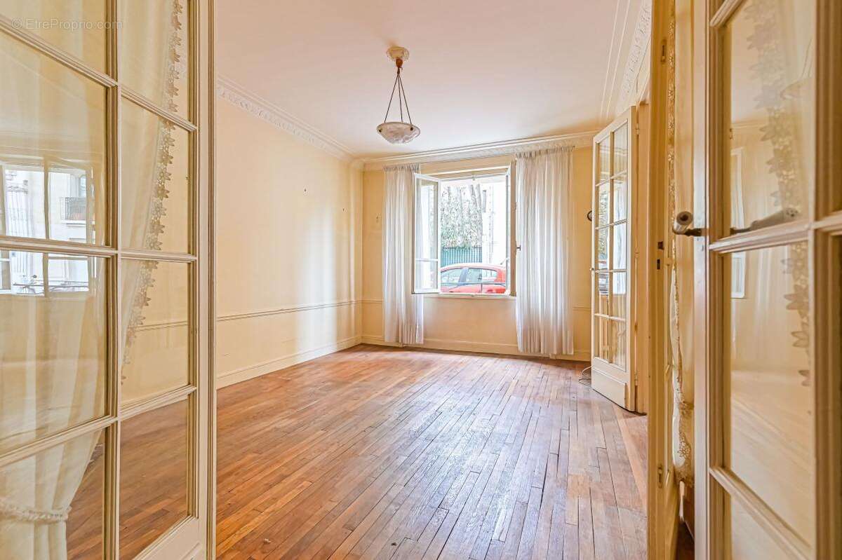Appartement à PARIS-16E