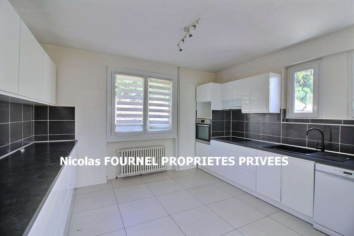 Maison à LE CHAMBON-FEUGEROLLES