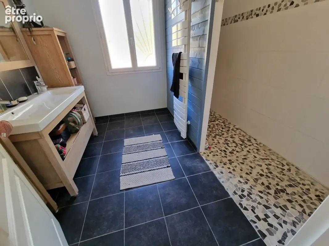Belle contemporaine avec 4 chambres et 2 garages sur un terrain arboré de 3065m2 - photo 16