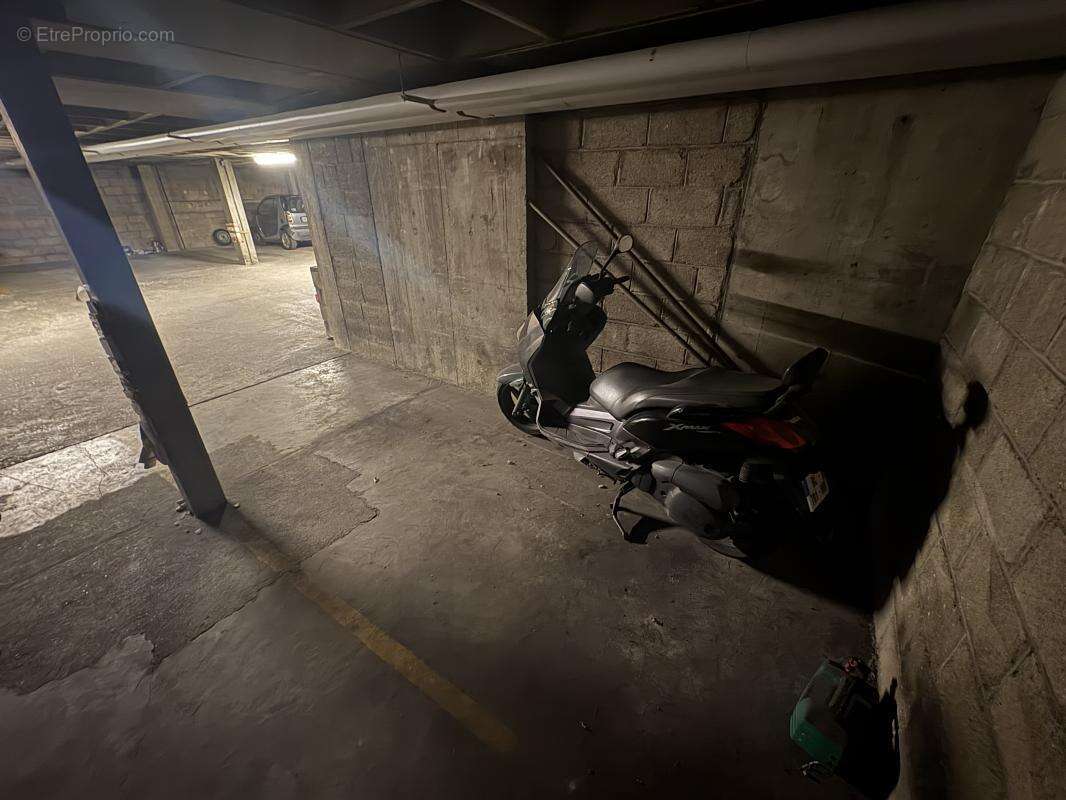 Parking à PARIS-15E