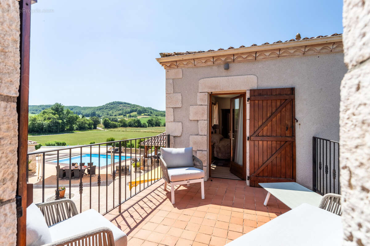 Stunning country property with guest annexes, garaging, pool and land - photo 18