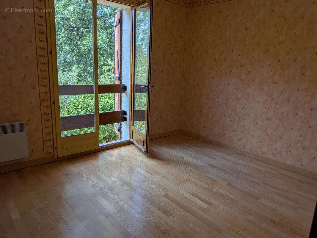 Maison de 90m2 sur jardin de 2020m2 à BESSE SUR ISSOLE (83) - photo 7