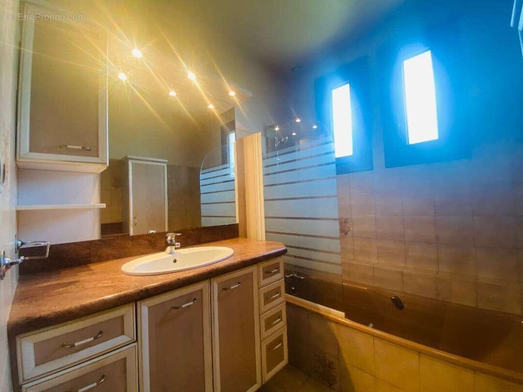 A vendre à la Chapelaude - Maison 4 chambres sur sous/sol semi-enterrée avec garage pour 2 vl - photo 8