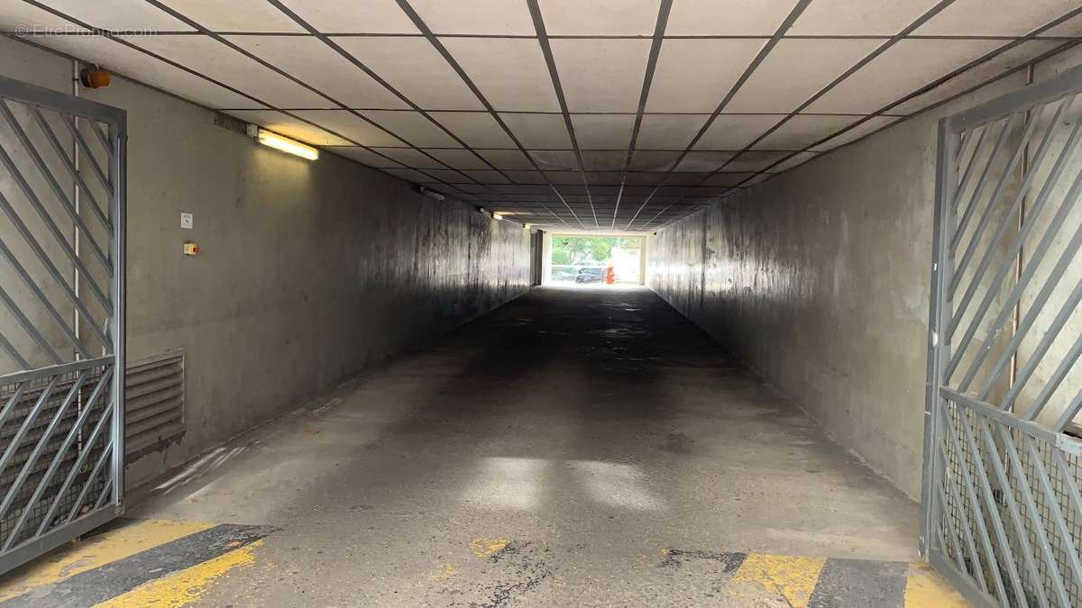 Parking à PARIS-12E