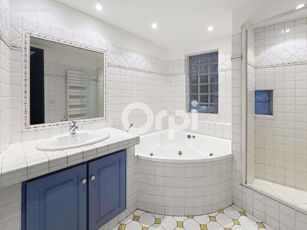 Appartement à ROQUEBRUNE-SUR-ARGENS