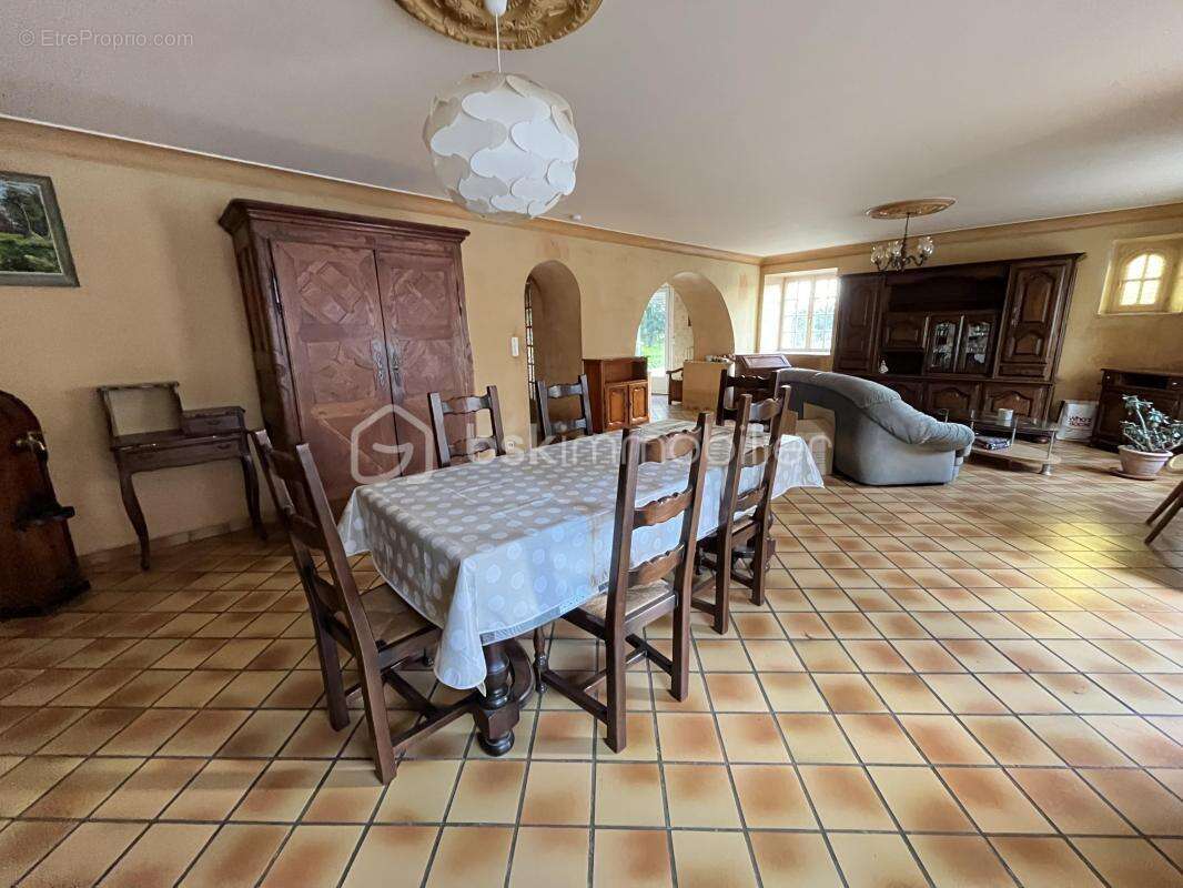 Maison à SAINT-THUAL