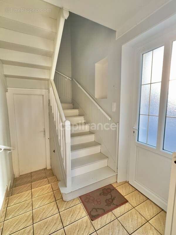 Maison de ville, quartier calme, proximité bourg, stationnements, rénovation - photo 3