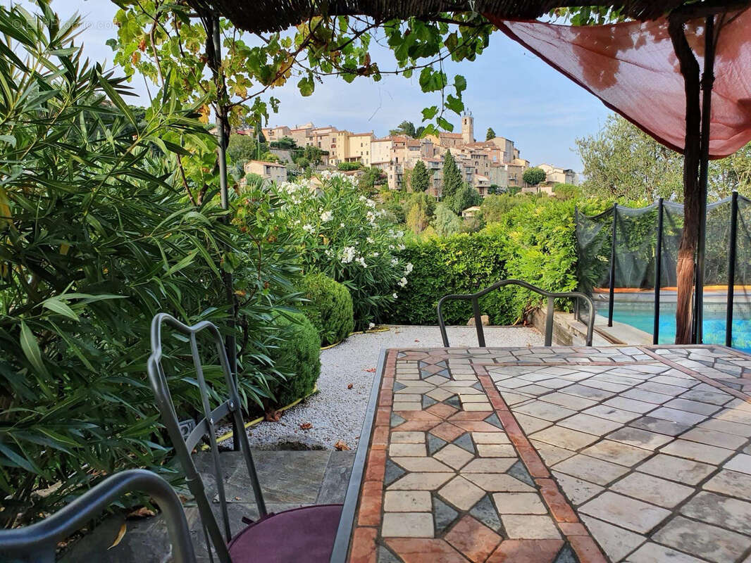 Maison à CHATEAUNEUF-GRASSE