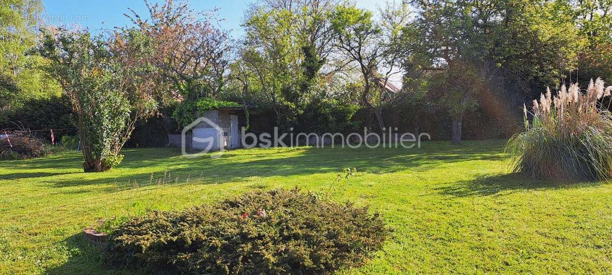 Terrain à NEUVILLE-SUR-BRENNE