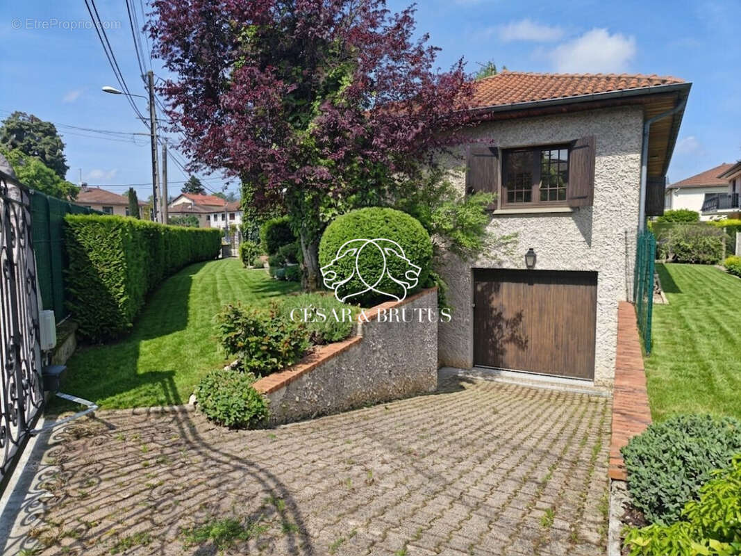 Maison 160 m² à Saint-Genis-Laval  - photo 5