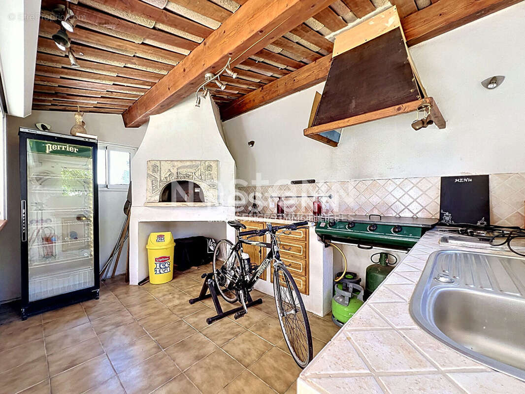 Golfe-Juan - Maison 5P 126 m² + Appartement indépendant 3P 98 m² - Terrain 1 480 m² - Sous-sol 70 m² - Parkings - Proche mer - photo 8
