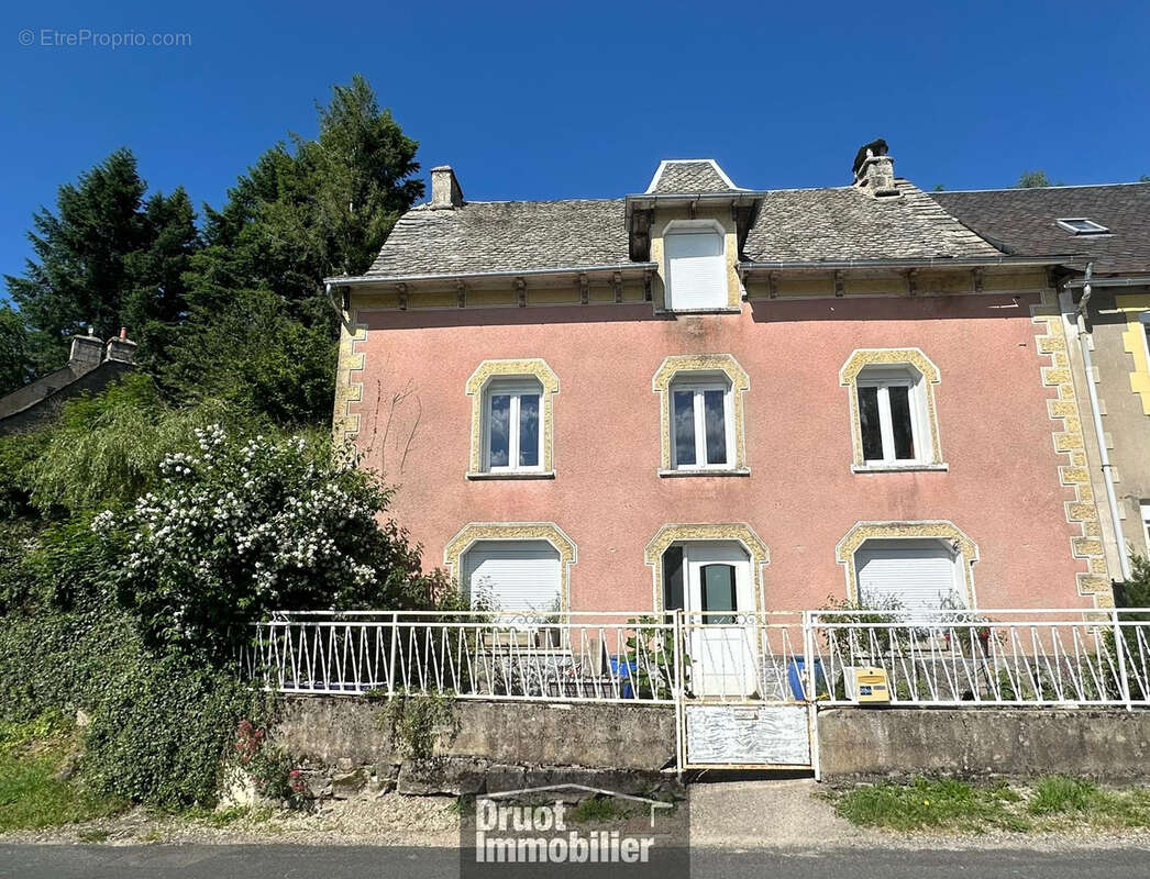 Maison à SOULAGES-BONNEVAL