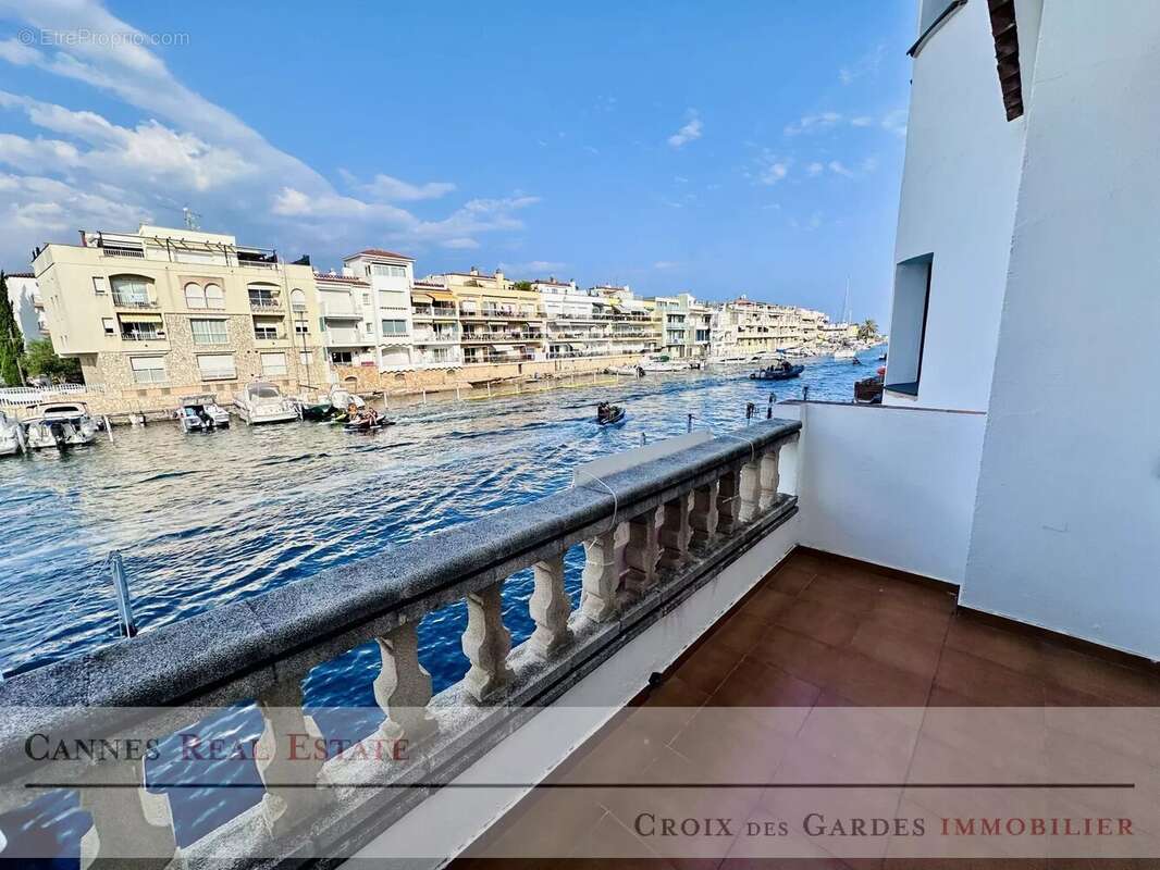 Empuriabrava – Marina : Maison 3 pièces de 162 m² avec garage traversant et place de port privée pour bateau 10 à 11 m - photo 3