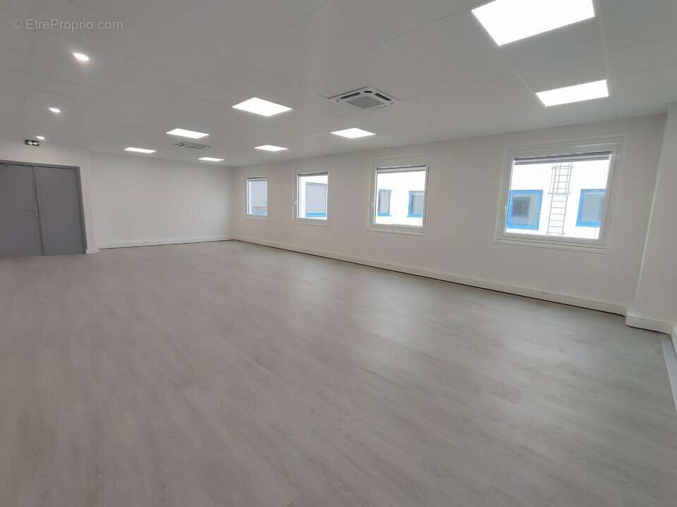 Commerce à SAINT-QUENTIN-FALLAVIER