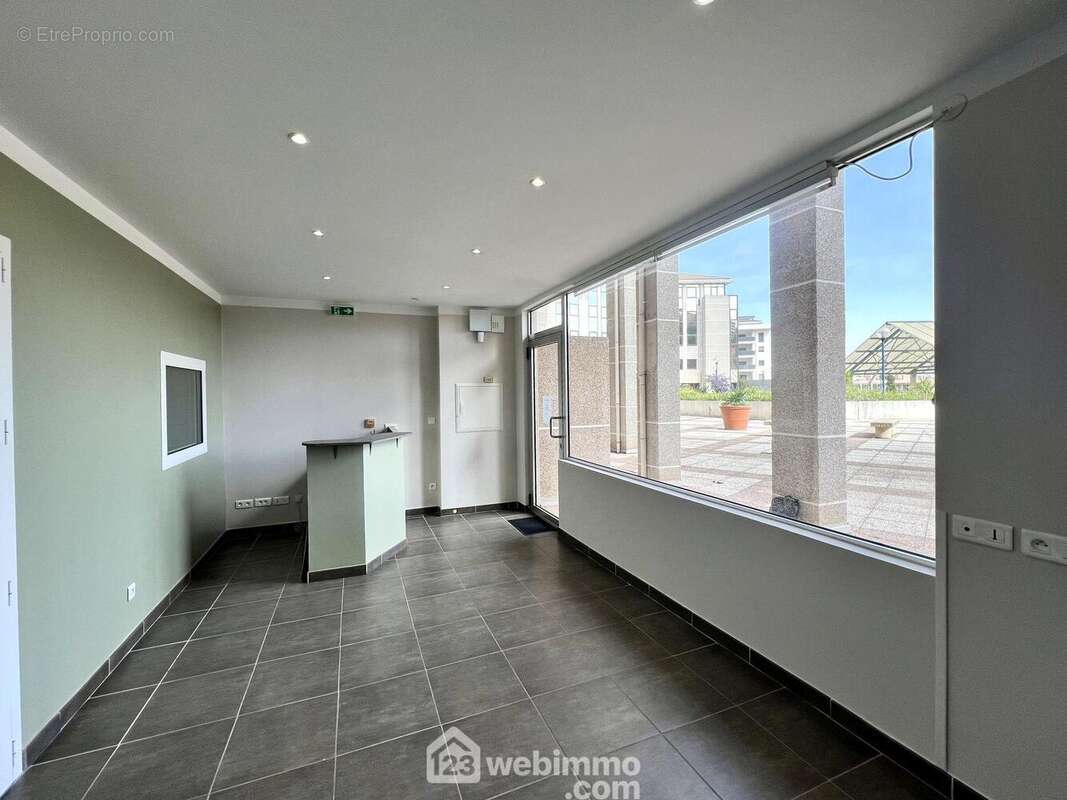 La pièce d&#039;accueil est très lumineuse - Commerce à SAN-MARTINO-DI-LOTA