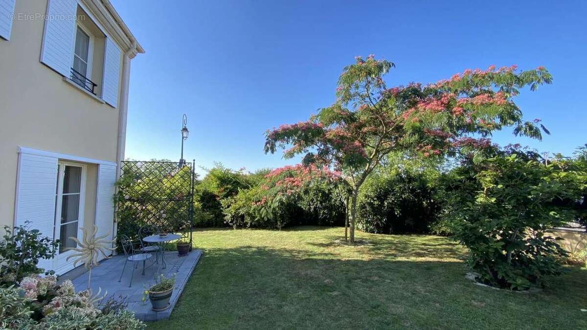 Maison à LES CLAYES-SOUS-BOIS