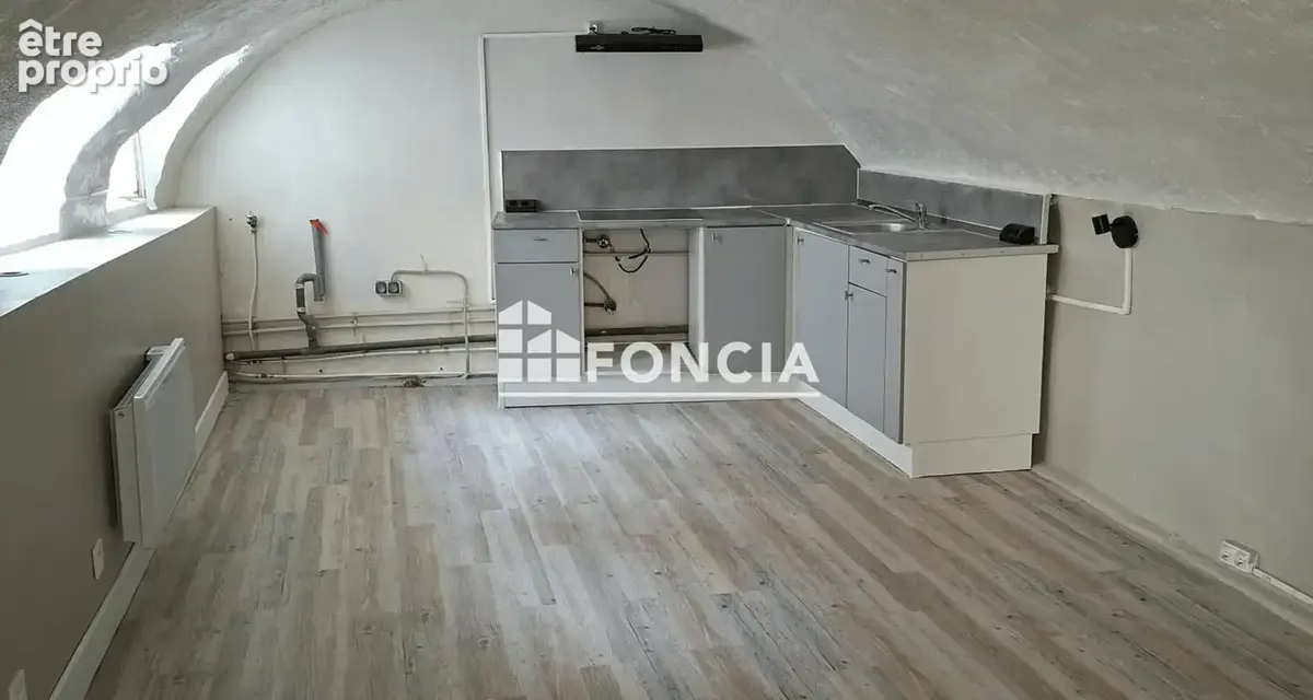 Mennecy centre-ville – f2 atypique et 2 places de parking - photo 1