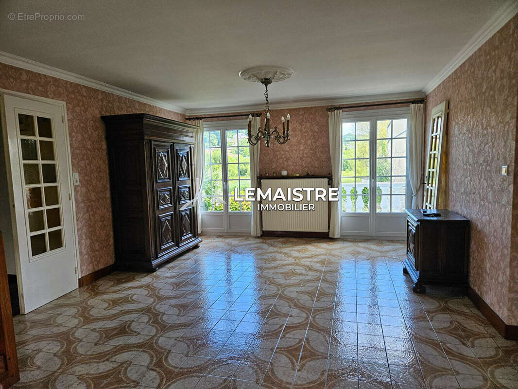 Maison à vendre - Montivilliers - 125 m² - 3/4 chambres - Jardin - Sous-sol - Fort potentiel - photo 4