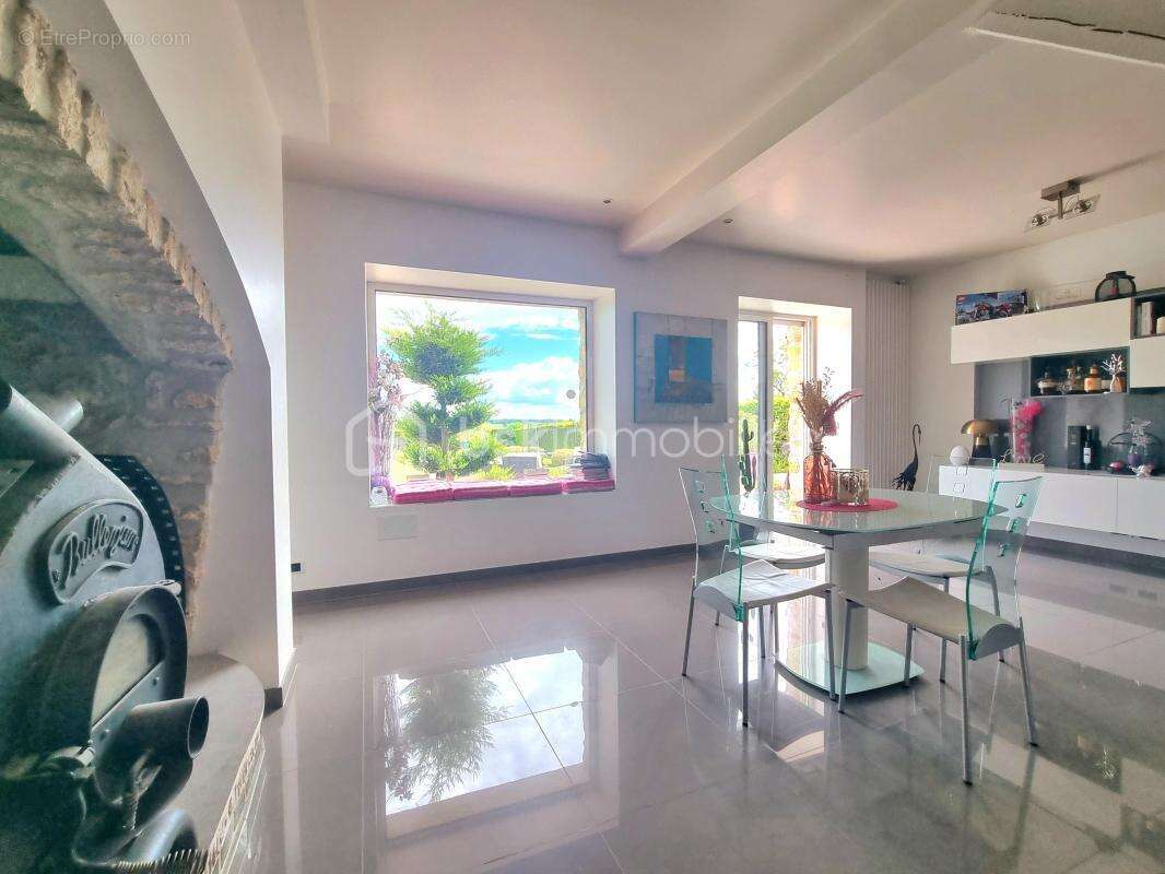 Charmante maison en pierre, 8 pièces, 4 chambres, garage, annexes, piscine !!! - photo 6
