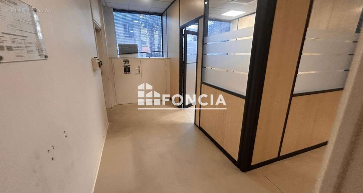 Cannes la bocca centre plateau de bureaux de 127m2 modulable pmr 2 box - photo 10