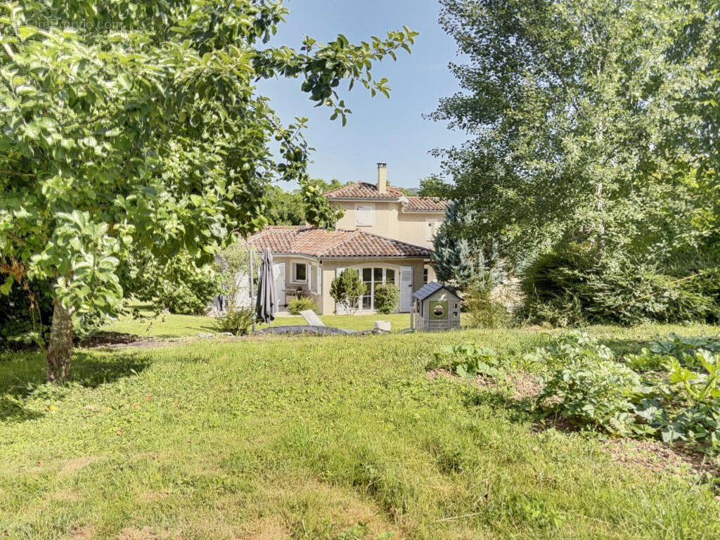 01160   Sur les hauteurs de Pont-d'Ain : Maison familiale rénovée avec dépendance de 300 m2 et garage de 70m2 - photo 3