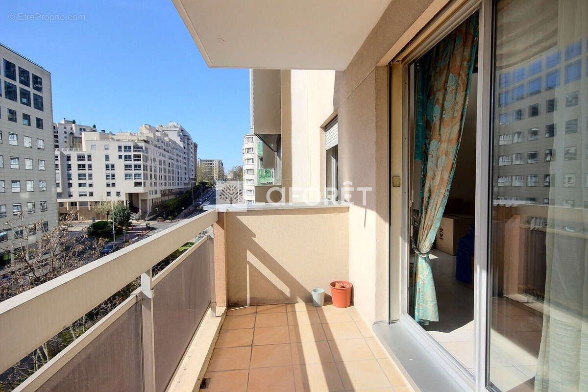 Appartement à COURBEVOIE