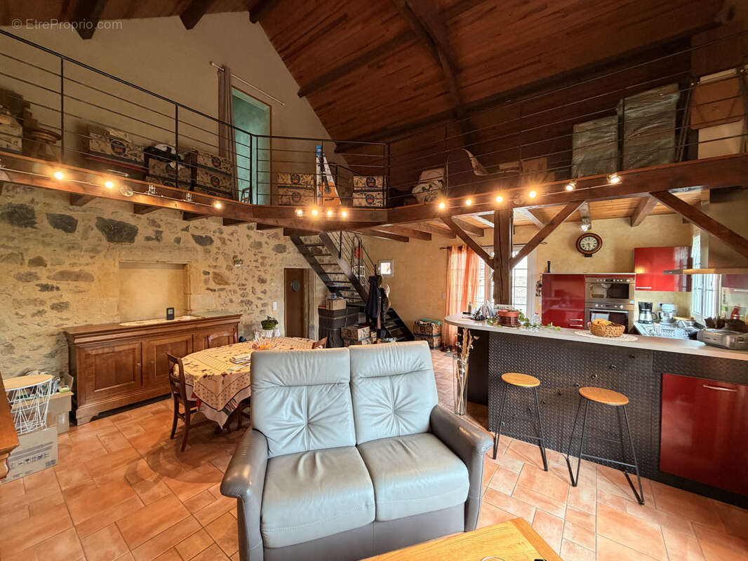 Maison en pierre et grange rénovée - photo 4