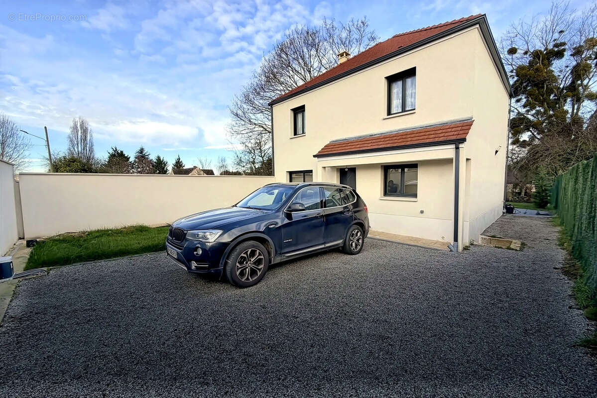 Maison à FEROLLES-ATTILLY