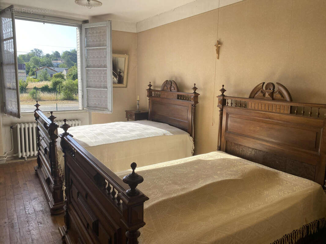 Maison de ville avec dépendances et jardin. Commerces à pied. Affaire rare. - photo 6