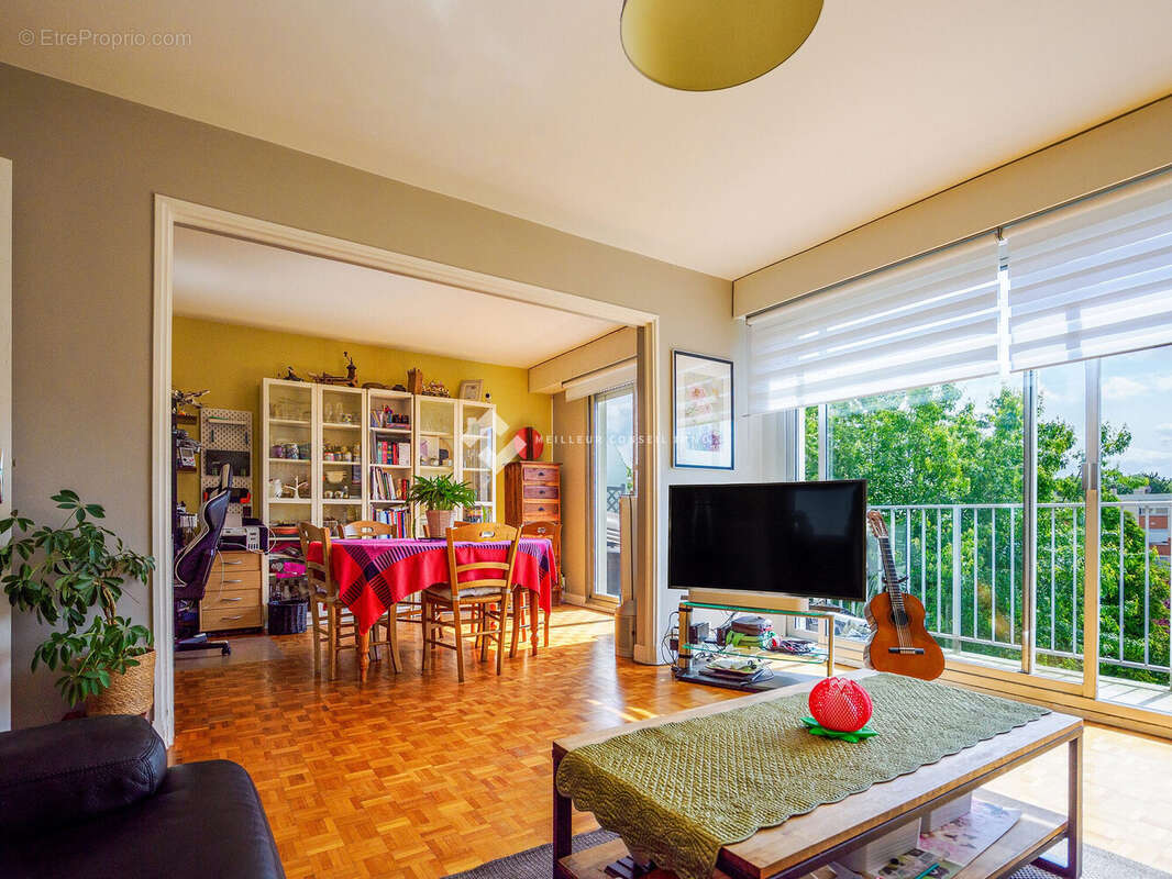 Appartement à LES PAVILLONS-SOUS-BOIS