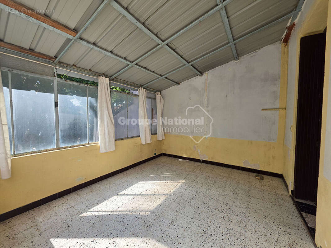 Maison de ville - Potentiel, grands garages et cour - photo 4