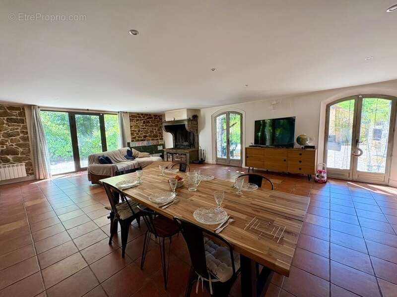 Magnifique maison en pierre de caractère avec annexes à Fayence (175 m² habitables + 126m2 de dépendances) (83) - photo 7