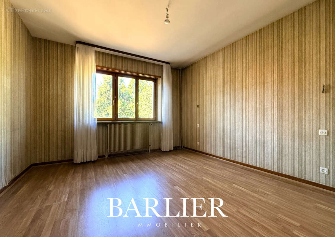 Maison familiale de 212 m2 sur 762 m2 de terrain avec garage et jardin - photo 4