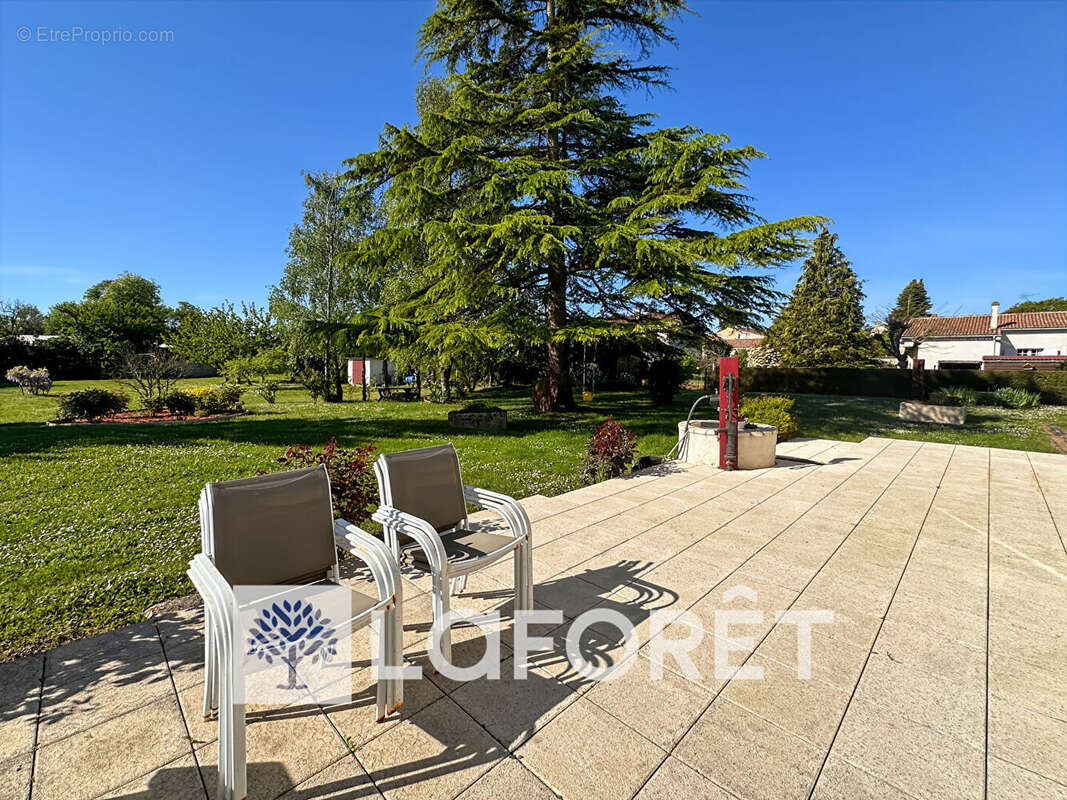 Maison ancienne en pierre avec dépendance sur un parc arboré de 3338 m² constructible proche commerces et écoles à GEMOZAC (1726 - photo 13