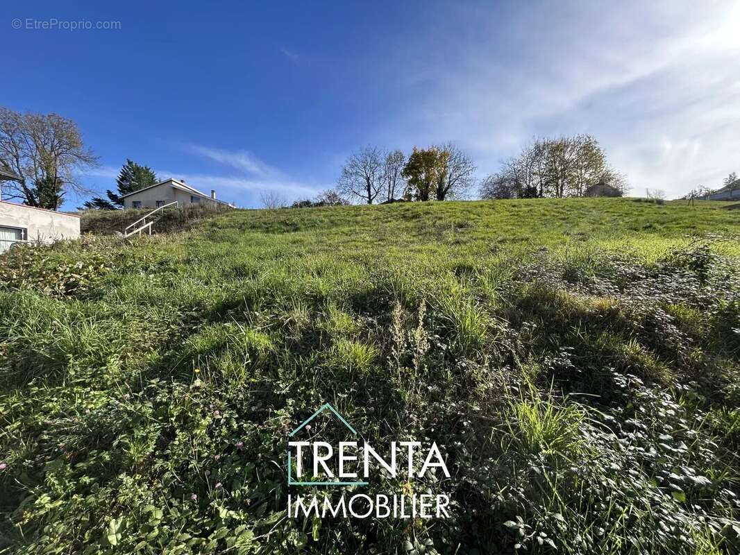 Terrain à CHARNECLES