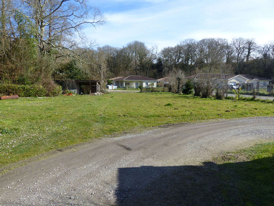 Ensemble immobilier de 2 maisons et garage sur 900 m², POUILLON centre bourg - photo 6