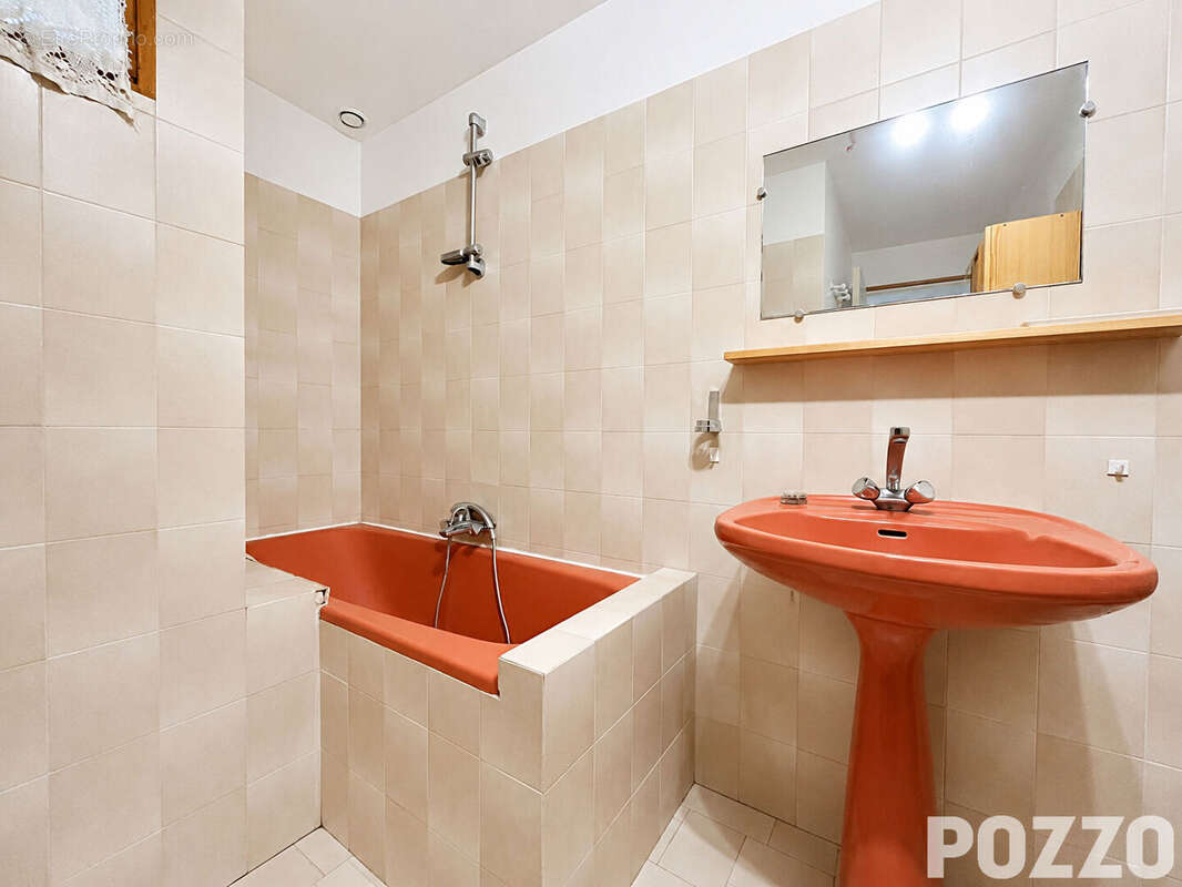 EXCLUSIVITÉ : Charmante maison en pierre à Saint-Sauveur-Villages avec beau terrain arboré et dépendances, 88.9 m2, 3ch. - photo 11