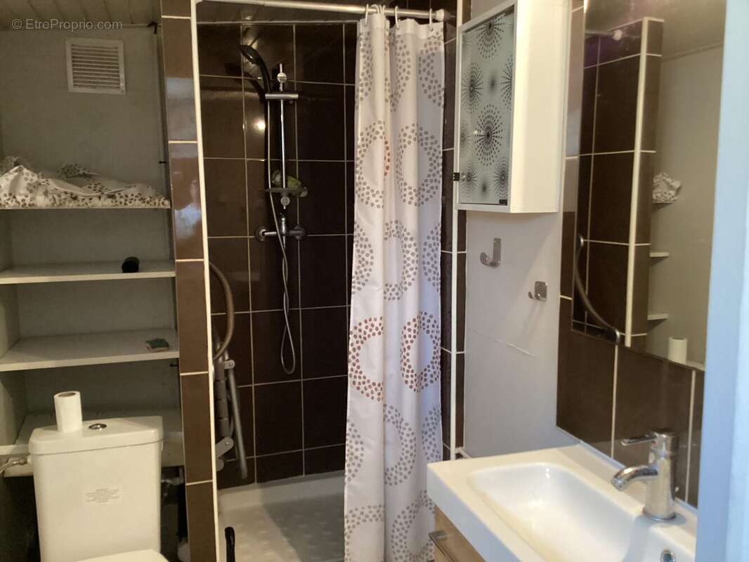 SA SALLE D'EAU Maison d'environ 50m² - Maison à LE VERDON-SUR-MER