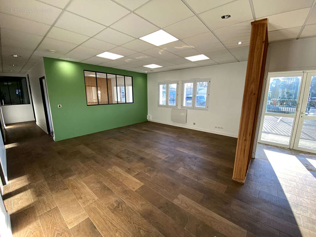 A VENDRE : Très beau Batiment d'activité 855 m2 (RDC 635 + étages 220) situé au NORD de NANTES - photo 10
