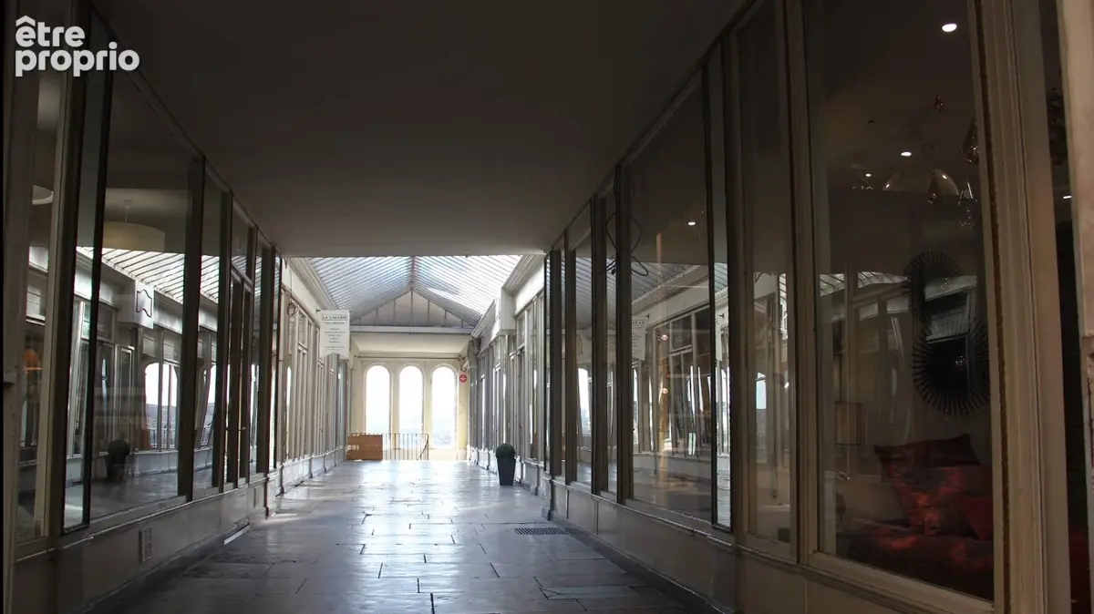 Auxerre centre ville - local commercial vendu occupe - 220m² - reserves 100m² - photo 2