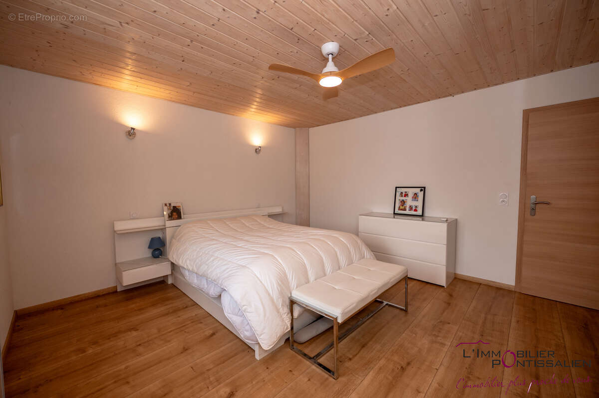 Maison de caractere offrant de beaux volumes - photo 43