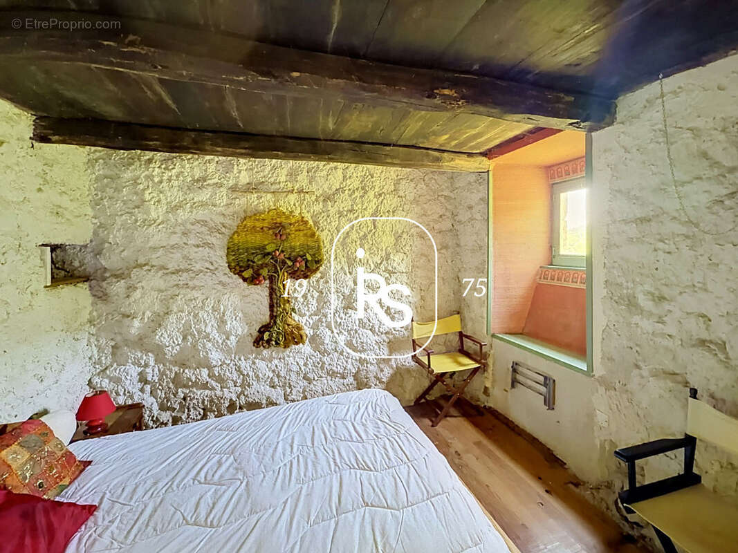 Maison de hameau en pierre de 72 m2 avec une terrain arboré de 810 m2 - photo 8