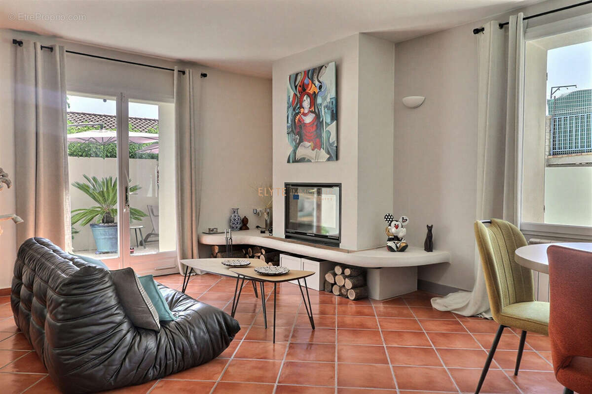 Maison 207 m² à Camps-La-Source  - photo 8