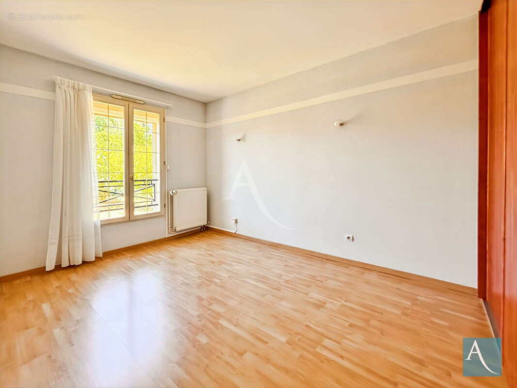 Maison de plain-pied à vendre à Breuillet , 3 chambres , jardin , au calme - photo 4