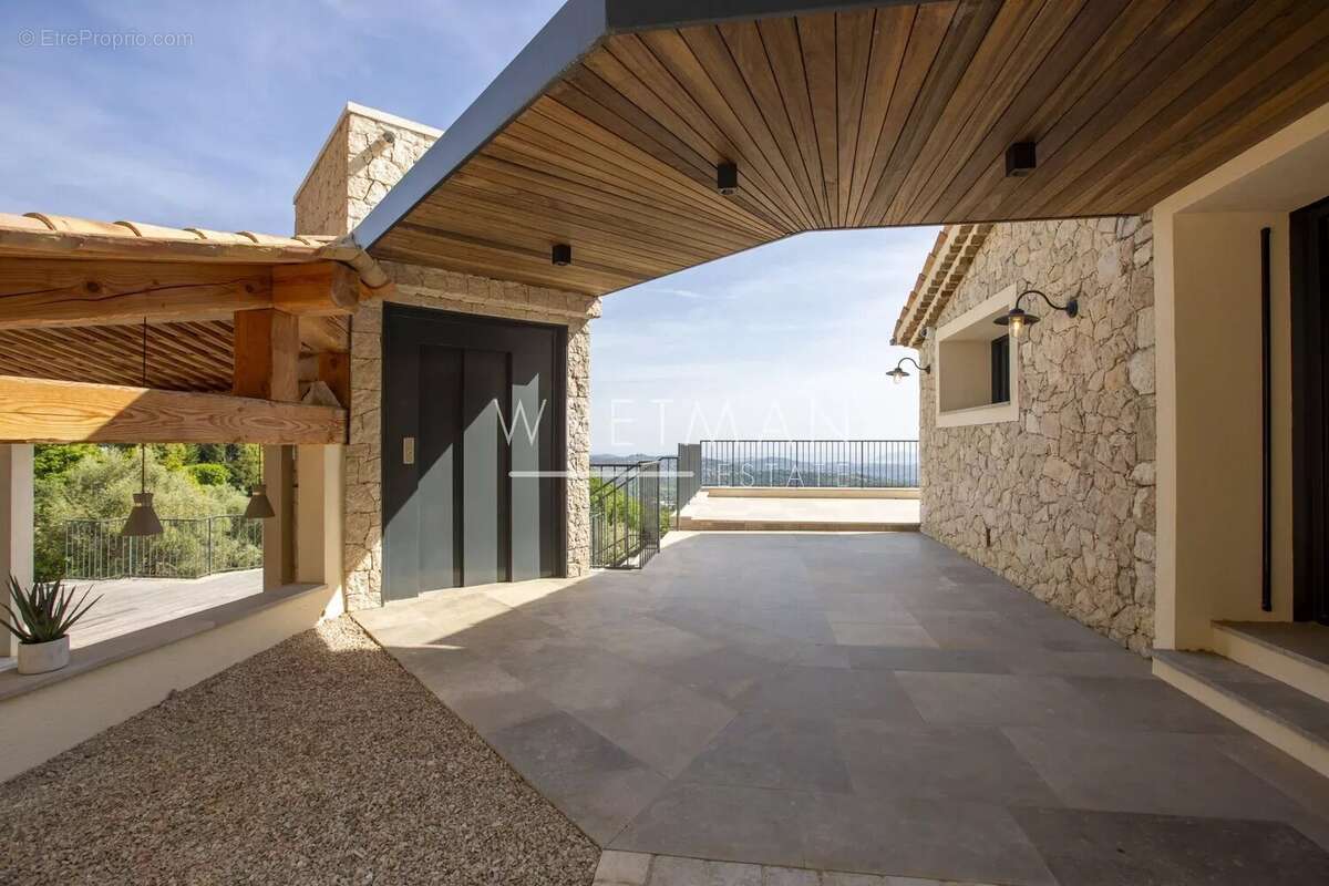 Maison à CHATEAUNEUF-GRASSE