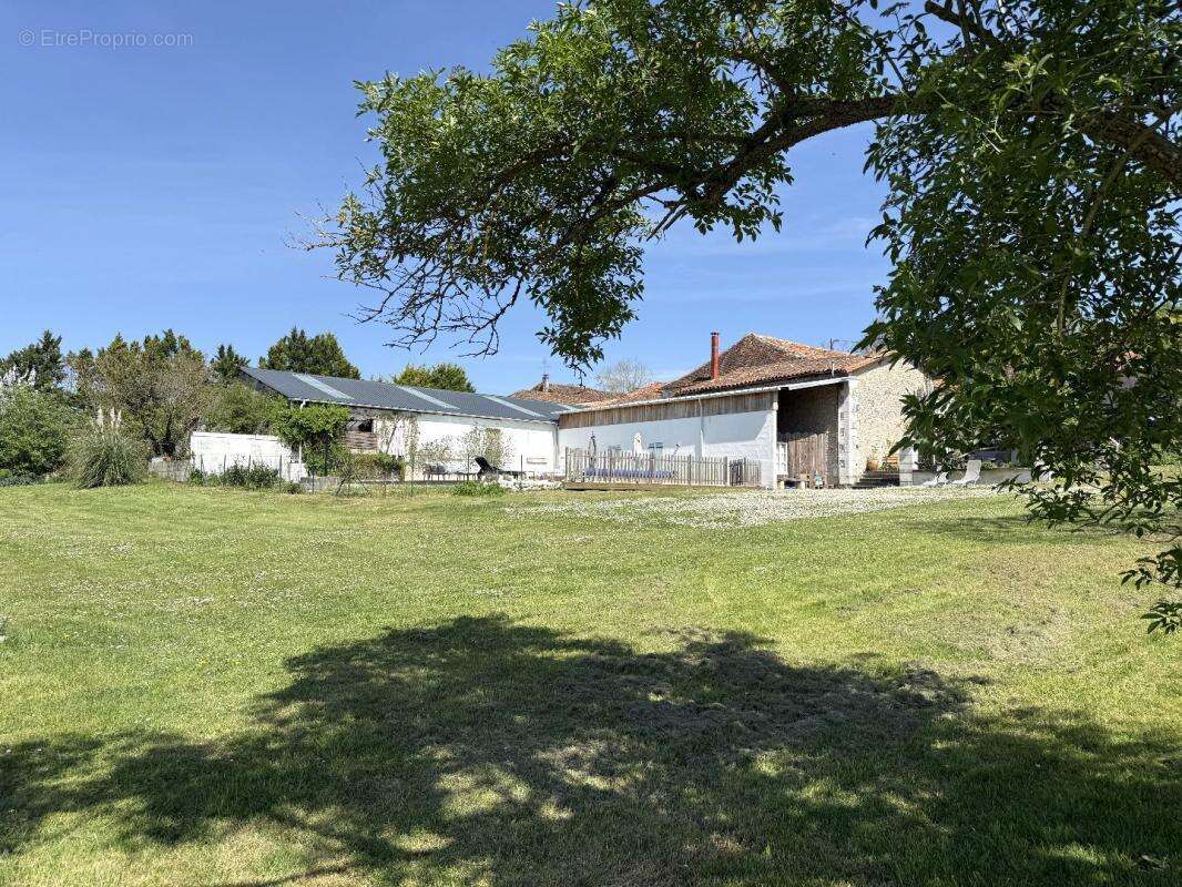 Maison à NANTEUIL-AURIAC-DE-BOURZAC