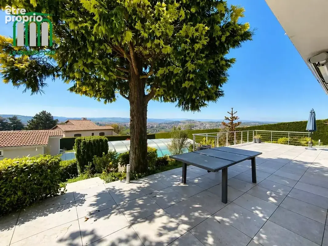 villa d'exception avec piscine et dépendances / saint-genest lerpt golf - photo 4