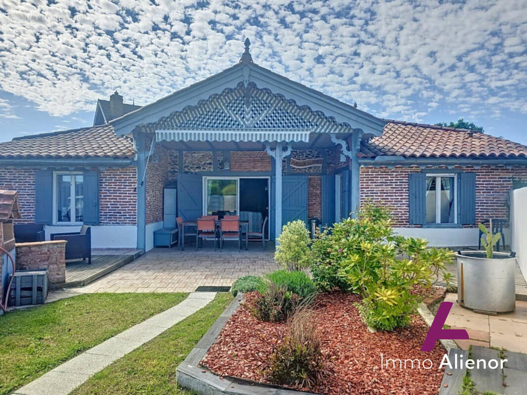 Maison à SAINTE-EULALIE-EN-BORN